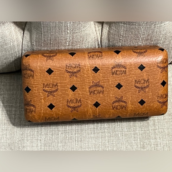 MCM sunglassess , case & dust cloth set - Picture 5 of 7